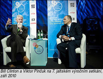 [Bill Clinton a Viktor Pinčuk na 7. jaltském výročním setkání, září 2010.]